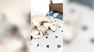 轻熟女姐妹组合露脸激情4P伺候年轻小哥哥，让小哥吃奶子口交大鸡巴，黑丝情趣互动抽插，浪叫呻吟不止好刺激