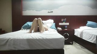 酒店约操人妻骚女，扣弄多毛骚逼调情，上位猛顶呻吟，正入爆操呼吸急促