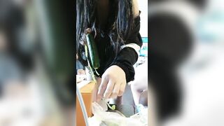 骚得不行！硬是穿着高跟往小哥肚子踩上去，两腿之间的磨蹭，吃吃鸡吧，极度诱惑，鸡儿硬邦邦！