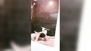 黑丝眼镜小骚妹子玩的好嗨【下篇】跟小哥宾馆啪啪从床上玩到浴室，深喉舔屌让小哥舔逼，各种体位爆草抽插互动撩骚