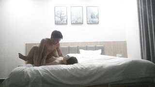 【老马寻花】深夜探漂亮外围，齐逼牛仔短裤，互摸揉捏奶子，扛起双腿爆操