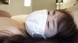 肉嘟嘟小美女赤裸裸坐在鸡巴上摩擦套弄哦哦呻吟，奶子坚挺跳跃啪啪下体不停互相撞击很爽喷射啊