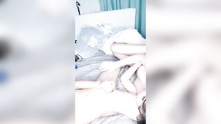 18超清纯嫩妹和闺蜜操逼大秀【口交篇】超嫩粉穴刚破处不久闺蜜，被中分小哥后入，开档黑丝骚起来，主动骑乘爆插小穴