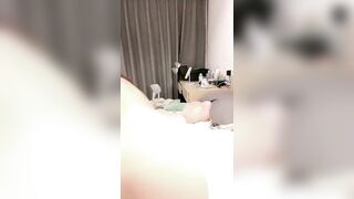 【今日推荐绝美女神】蜜桃臀黑丝美腿，学生制服摇摆诱惑，全身粉嫩假屌骑坐，翘起双腿抽插美穴，娇喘呻吟更是诱人
