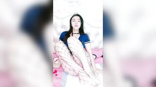 【制服诱惑-1】肥臀御姐系美妞，渔网袜掏出大奶子，手指猛扣骚穴，振动棒舔弄插入，搞得水声哗哗，娇喘嗲嗲呻吟浪叫