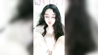 【卷发爆乳颜值美妞】丰乳肥臀翘起抖动，掏出大奶子揉捏，张开双腿摸骚逼，到【卫生间】站立尿尿，扭动很是诱惑