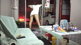 【城中村养生馆】老板娘穿着制服丝袜在店门口跳艳舞，勾引过路客到店里按摩，啪啪偷拍