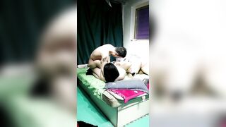 【姐妹花一起4P】全程露脸跟两个小哥大秀，吃奶抠逼舔大鸡巴，床上各种抽插爆草看看那个妞更骚好刺激