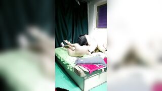 【姐妹花一起4P】全程露脸跟两个小哥大秀，吃奶抠逼舔大鸡巴，床上各种抽插爆草看看那个妞更骚好刺激