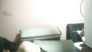 【屌哥丶星选】两个大汉操骚女，3P名场面，开档黑丝一个插嘴一个扣穴，前后夹击太爽了