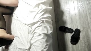 【屌哥丶星选】两个大汉操骚女，3P名场面，开档黑丝一个插嘴一个扣穴，前后夹击太爽了