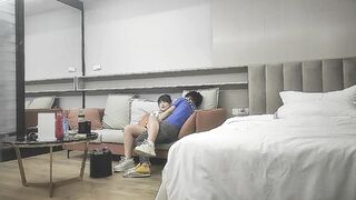 【我有一台拖拉机】2000约腼腆小姐姐，这颜值怎么忽高忽低的，翘臀圆润，小伙暴力插逼，陶醉其中爽了