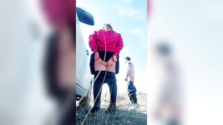 【户外偷情】真实夫妻，全程露脸蓝天白云，脱了裙子漏着奶子让小哥后入草大屁股给狼友看，真实感很强不要错过