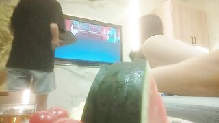 【搞沐足女技师】大长腿足疗少妇，服务周到骑在身上按摩，撩起裙子摸摸搞搞，拨开内裤用JB磨蹭