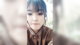 【有奶水的小少妇】农村小媳妇，留守在家寂寞了，跑到小树林里，挤奶水，抠骚逼，紧张刺激有趣