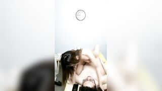 【权少很骚呢】清纯系妹妹上场，肤白貌美小仙女，害怕叫得太大声还捂着嘴，蜜桃臀后入观感极佳，精彩佳作
