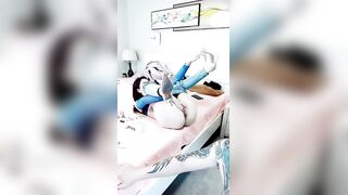 【极品瑜伽教练，牛仔裤女神【上】粉丝强烈要求验证，上演一字马，这个姿势干逼礼物不断，肤白貌美，罕见尤物