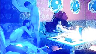 【淫乱KTV群交】灯红酒绿，佳人作陪，兄弟3000重金沙发4P美女，苗条美乳包间太淫乱了
