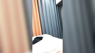 【爱足交的性感骚妇】疯狂舔逼好男淫抱着小少妇吃奶子，足交大鸡巴无套爆草抽插，直接内射骚穴看中出