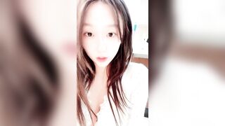 【美女落九川】超高颜值学生妹【大学宿舍-上篇】活力美少女，说话嗲嗲很会玩诱惑，掏出美乳揉捏，翘起美腿拨开内裤，手指扣穴水声
