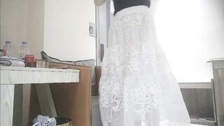 【老马打螺丝】白色长裙极品少妇，韵味十足，撩起裙子揉穴，站立拉着手后入