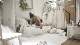 【胖子传媒工作室】今日主题我们结婚了，和骚女婚纱店里操逼，穿上婚纱先拍照再开干，大屁股后入爆操