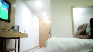 【酒店约炮小少妇】夏日午后，良家偷情，从单位提前请假，小姐姐跟情人激情舌吻，鸳鸯浴，啪啪后入无套激情无限