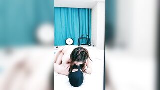 【骚小妹两男一女3P大战】骑乘边操边吃大屌【外送服务】垫着枕头抬起屁股，怼着骚逼猛操，前后夹击，两大汉轮流后入爆插