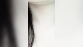 【黄播界数一数二清纯美妞】今天在浴室给大家秀，笑起来超甜，湿身诱惑极品美乳，马桶上假屌骑坐，表情太享受了