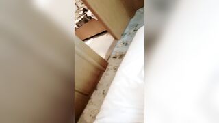 一眼就爱了，性感的人妻在酒店陪狼友发骚，全程露脸自己抠骚逼特写展示，淫水好多自己伸进嘴里吸吮手指好骚