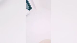 一线天无毛馒头逼，80斤新人面罩小妹，娇小身材美穴肥臀，第一视角被狂干抽插，后入爆操从下往上拍摄
