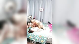 三姐妹在一起跟小哥们玩群P【下】全程露脸让小哥哥们在床上轮着草，对着镜头浪荡呻吟，一个接一个精彩不要错过
