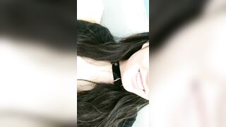 两女一男SM调教小哥哥，高跟女王小萝莉，舔逼喝尿脚踩鸡巴让她舔逼，淫声荡语给大哥足交，椅子上爆草萝莉