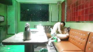 全网商K偷拍独家，2000包间干漂亮小姐姐，前凸后翘，浪劲十足，沙发高跟啪啪激情无限