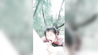 冬天里的一把伙，全程露脸激情户外大秀直播啪啪，口交大鸡巴主动上位抽插让大哥玩奶子，撅着屁股爆菊花尿尿