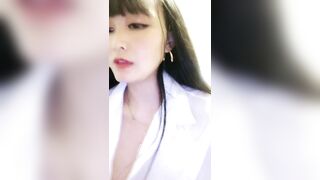 单身奶妈颜值很高喷奶水贼溜，哺乳期离婚为了生活直播赚外快，全程露脸丝袜情趣无毛逼道具抽插浪荡呻吟好骚(1)