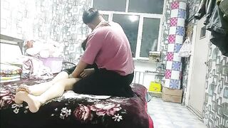 去良家少妇家里操逼，猛扣骚逼水声哗哗，扶大屁股后入，太激情啪啪大声