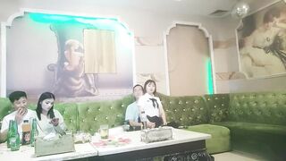商K达人，激情一整夜，今晚学生妹主题，一曲《大风吹》氛围拉满，与小萝莉深入交流双双高潮.