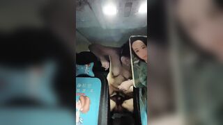 嗨起来吧小宝贝，少妇露脸偷情户外车震让小哥无套爆草抽插，干的正爽呢来电话好刺激，口交淫水大鸡巴抠高潮