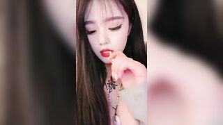 夜店气氛组渣女小可爱露脸激情大秀，深夜陪狼友发骚，诱惑舞蹈听狼友指挥展示性感骚穴，水多粉嫩人美又骚