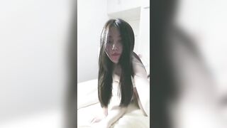 妩媚小少妇露脸性感的情趣睡衣深夜陪狼友骚，口交大鸡巴让小哥无套各种抽插，表情好骚还跟狼友撩骚自慰骚穴