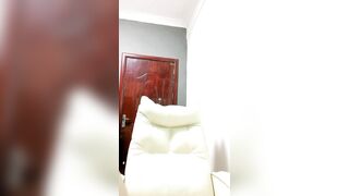 小兔牙超可爱学生妹，几天没播更骚了，伸进内裤自摸起来，掏出奶子紧致粉穴，洗完澡给大家扣一波，表情很投入很享受