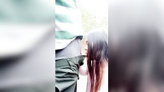 小骚妇大冬天户外勾搭大哥激情啪啪，漏出骚奶子揉捏掏出大哥鸡巴就开始舔真骚，让大哥后入爆草浪叫呻吟不断