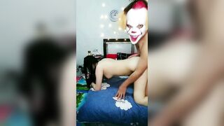 恶魔面具小哥哥双飞【上篇】大战两个年轻嫩妹子传教士，后入，女上位，很齐全，撸射在肉肉的妹子一肚子