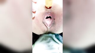 新来的妹子颜值高玩的开，全程露脸漏着奶子的全身黑丝情趣诱惑，让小哥压在身下爆草吃奶亲嘴，撅着屁股玩菊花