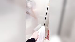 最新罕见极品天花板小萝莉【粉色情人】首次露出俏脸美极啦！穿淑女装做最淫荡的事，后入娇乳小粉升天