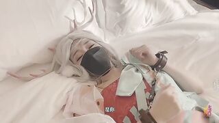 极品淫娃-网红美少女【铃木君】漫展体验Cos王者荣耀，手铐束缚嫩穴瑶妹，强势插入娇艳玉体爆射