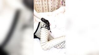 极品玲珑曼妙网红美少女【安安老师】皮革裙网袜色诱哥哥，挺翘粉乳樱桃粒，假阳具插得好爽