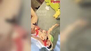 极品童颜巨乳91白虎名器尤物【是桃桃呀】Cos可爱女仆，嫩蚌白虎吸精大法，上位榨汁滴嗒精液垂入眼帘
