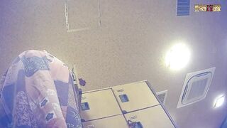 温泉洗浴中心女宾【换衣室洗浴间-2】内部真实偸拍，好多年轻嫩妹，各式各样大奶，翘臀性感的毛毛不知不觉，J8都看硬了